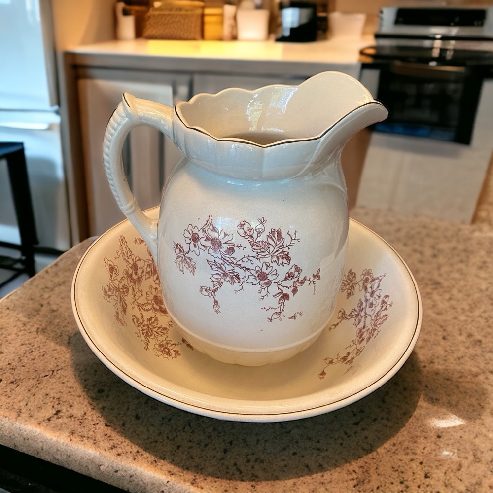 Beautiful antique pitcher and wash basin set. - Picture 4 of 13